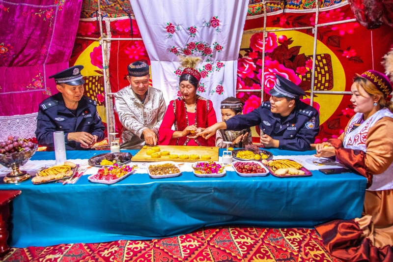 图三：2023年9月26日，图为民警与哈萨克族群众一起做月饼。.jpg
