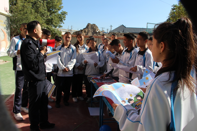 民警用“小喇叭”摆地摊开展抵制校园欺凌宣传 (2).JPG