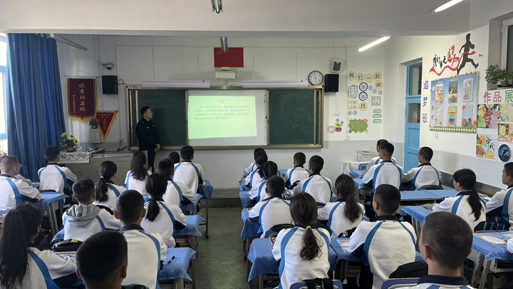 民警深入第五中学九年级3班开展”抵制校园欺凌“专题讲座.jpg