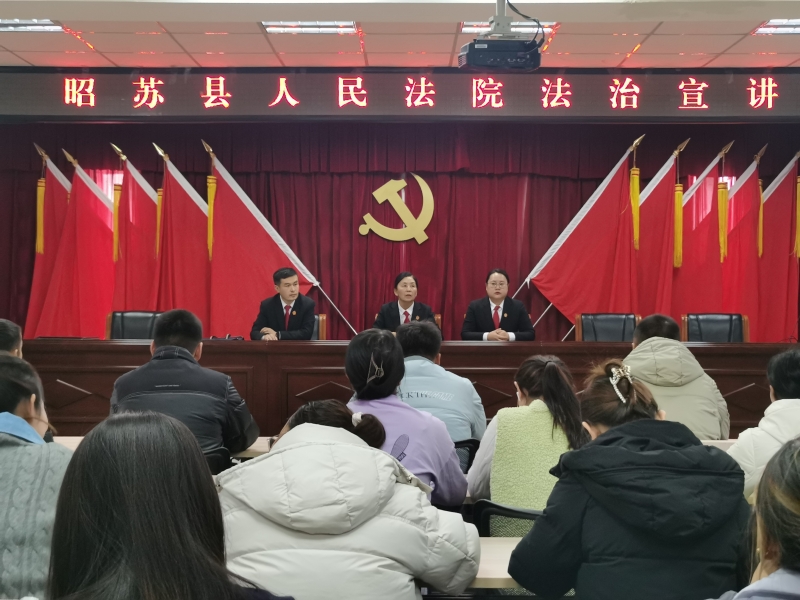 “面对面”与群众开展法治宣讲 通讯员 李一飞摄.jpg