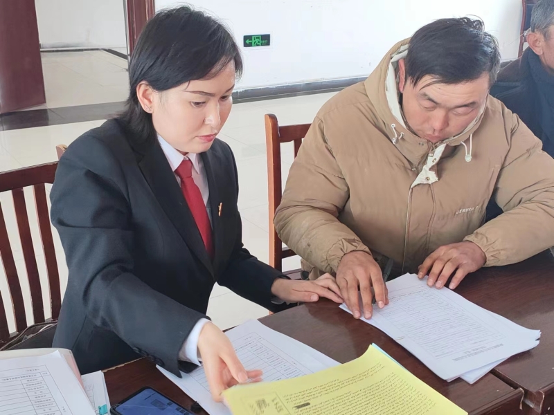现场为群众提供法律咨询服务。通讯员 李一飞摄.jpg