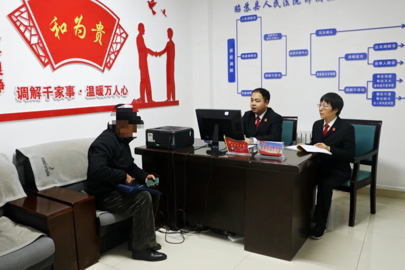 承办法官曹慧向库某了解情况。通讯员 朱茜摄.jpg