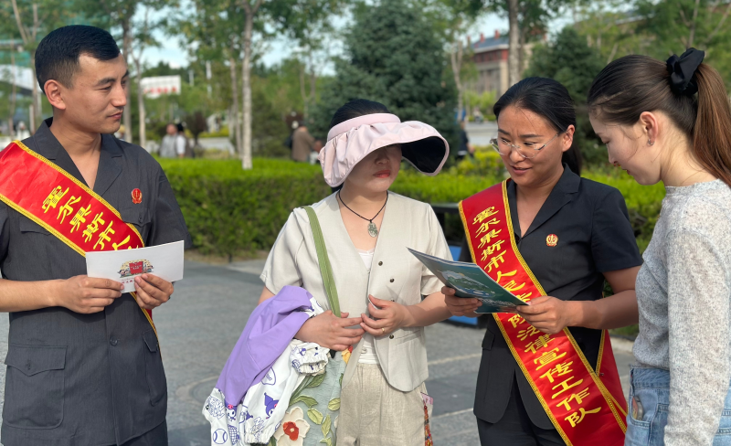 5月29日，霍尔果斯市人民法院干警向群众宣传《中华人民共和国环境保护法》《中华人民共和国民法典》等法律法规 (马芙蓉 摄).jpg